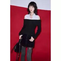 오프숄더 스트라이프카라배색 니트 AQ4KHA33