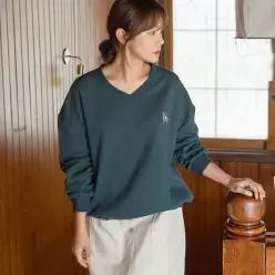 (FW 추천룩 엘리시아) 엘리 자수 브이 맨투맨 티