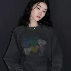 체리시 하트 레글런 피그먼트 맨투맨 스모크블랙