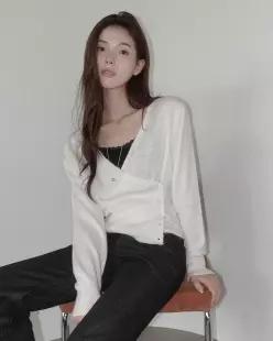 [모어렌] [MADE] 로윌 딥브이넥 버튼 랩 니트