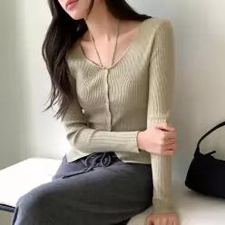 [코코블랑] 홀터 브이넥 슬림핏 니트