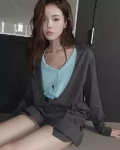 [모어렌] [MADE] 셀브 레이어드 딥브이넥 니트