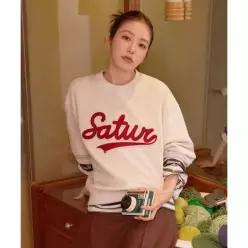SATUR [신예은PICK]루고 아플리케 스웨트셔츠 오트밀