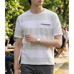 THOM BROWNE 포켓 RWB 트리밍 럭비 스트라이프 반팔티 (MJS201A J0049 057)