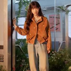 써스데이아일랜드 정상가 439,000원 KiiiKiii 플라워 자수 스웨이드 자켓_T266MLT141W