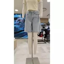 CALVIN KLEIN JEANS 여성 릴렉스핏 라이트 블루 버뮤다 데님 쇼츠(47F918G-VRM) LE12219