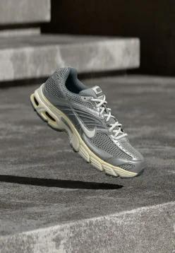 Nike 나이키 스포츠웨어 에어 맥스 모토 2K 유니섹스 - 운동화 연기 회색/백색/쿨 그레이/코코넛 밀크/금속