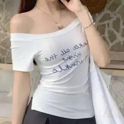 [라일리여성의류] Rly 캐릭터 레터링 크롭 반팔티 오프숄더 53299856)