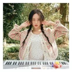 써스데이아일랜드 KiiiKiii 착용 키치 프린트 슬리브리스 T262MSL135W