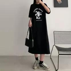 [라일리여성의류] Rly 곰 영문 프린트 루즈핏 밑단트임 반팔 미니 원피스 53290709)