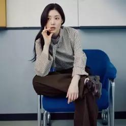 온앤온 정채연 착용 드레이프 타이 블라우스 NEW5AB835