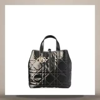 디올 MUST IT_ Dior Toujours 미디엄 버티컬 토트백 블랙 매크로까나쥬 송아지 가죽 M2836OSNWM900