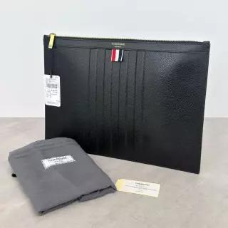 미국 Thom Browne Debossed 4Bar 스트라이프 클러치 백 미디엄 블랙 가죽 문서 케이스 227534193190