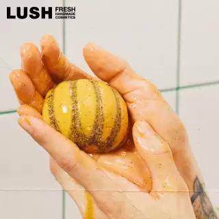 러쉬 LUSH 가을 수확 스크라비 바디 스크럽 호박 펌킨 촉촉하게 목욕 스킨케어 하니 달콤한 향 고체 유기농