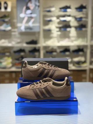 [슈마커](슈마커) ADIDAS 바레다 로우 KJ4729-TRABRNSHABRN 남여공용스니커즈
