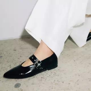 코모레비 뮤지엄 정상가 123000원 2티와이 TYpe3Colors_레더스웨이드 슬림 토 스트랩 플랫 I KM435 3775594