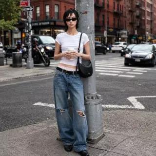 메트로시티 하프문 크로스백 미듐 M243MO5102Z