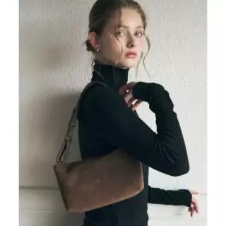 DRAWFIT WOMEN 플랩 스웨이드 바게트 백 [BROWN]