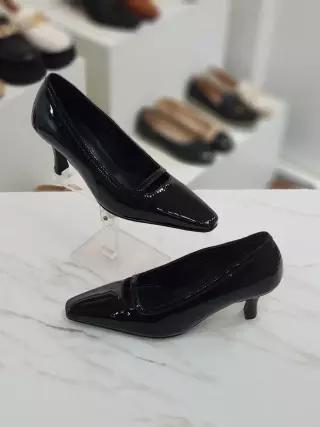 KM 슬림 트임 장식 미들힐 펌프스 구두 7cm HS328146bl