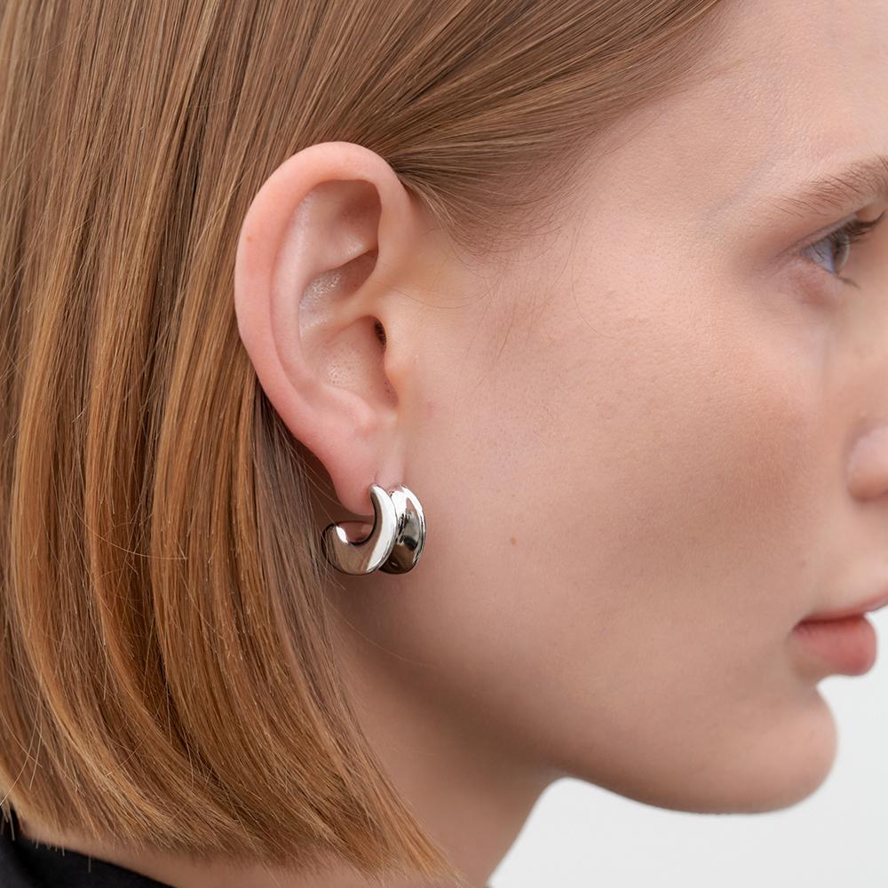 [르세라핌 카즈하, 박혜원 착용] bold curved earrings (E033_silver)