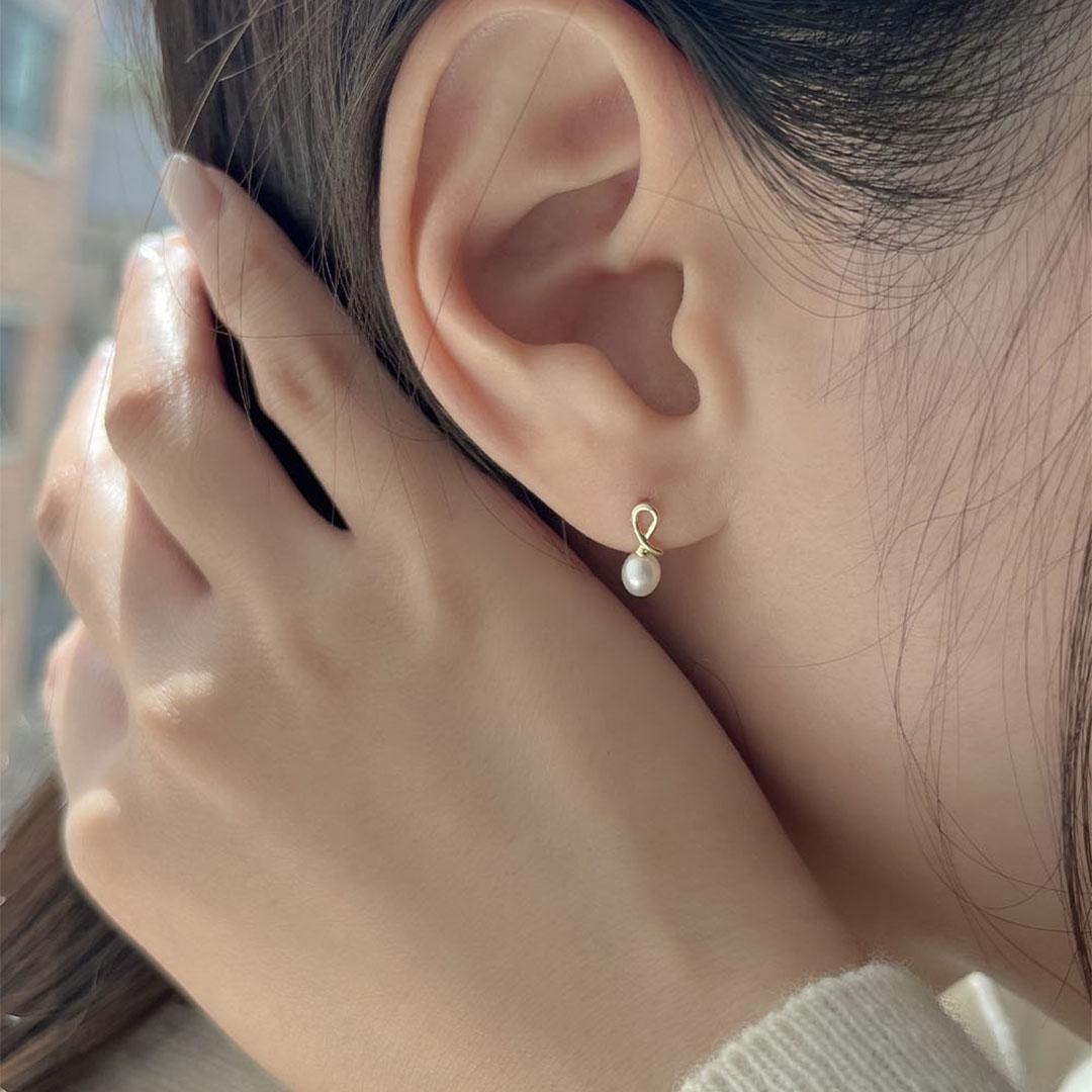14k coil pearl earrings