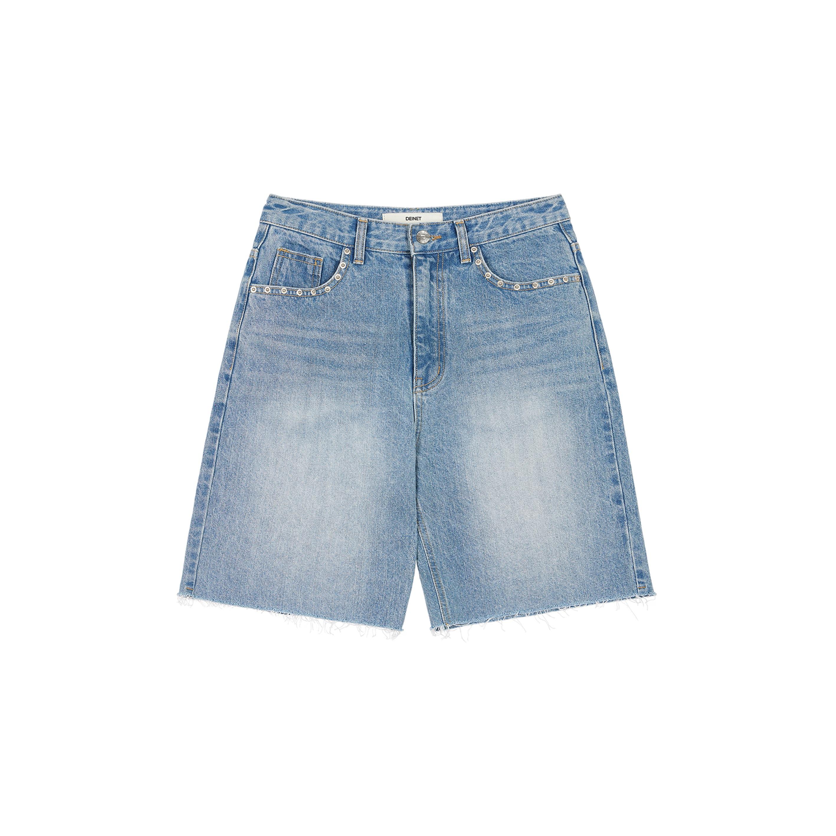 STUD DENIM SHORTS IN LIGHT BLUE