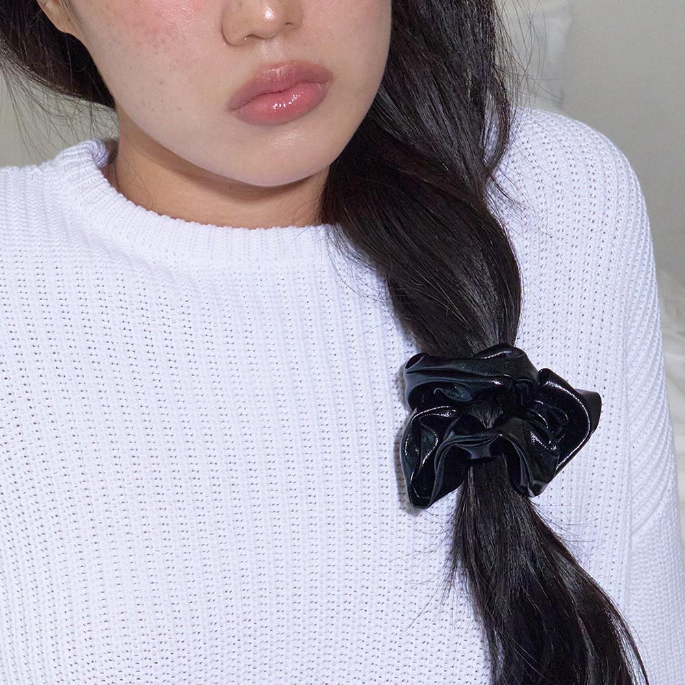 glossy leather scrunchie - black
