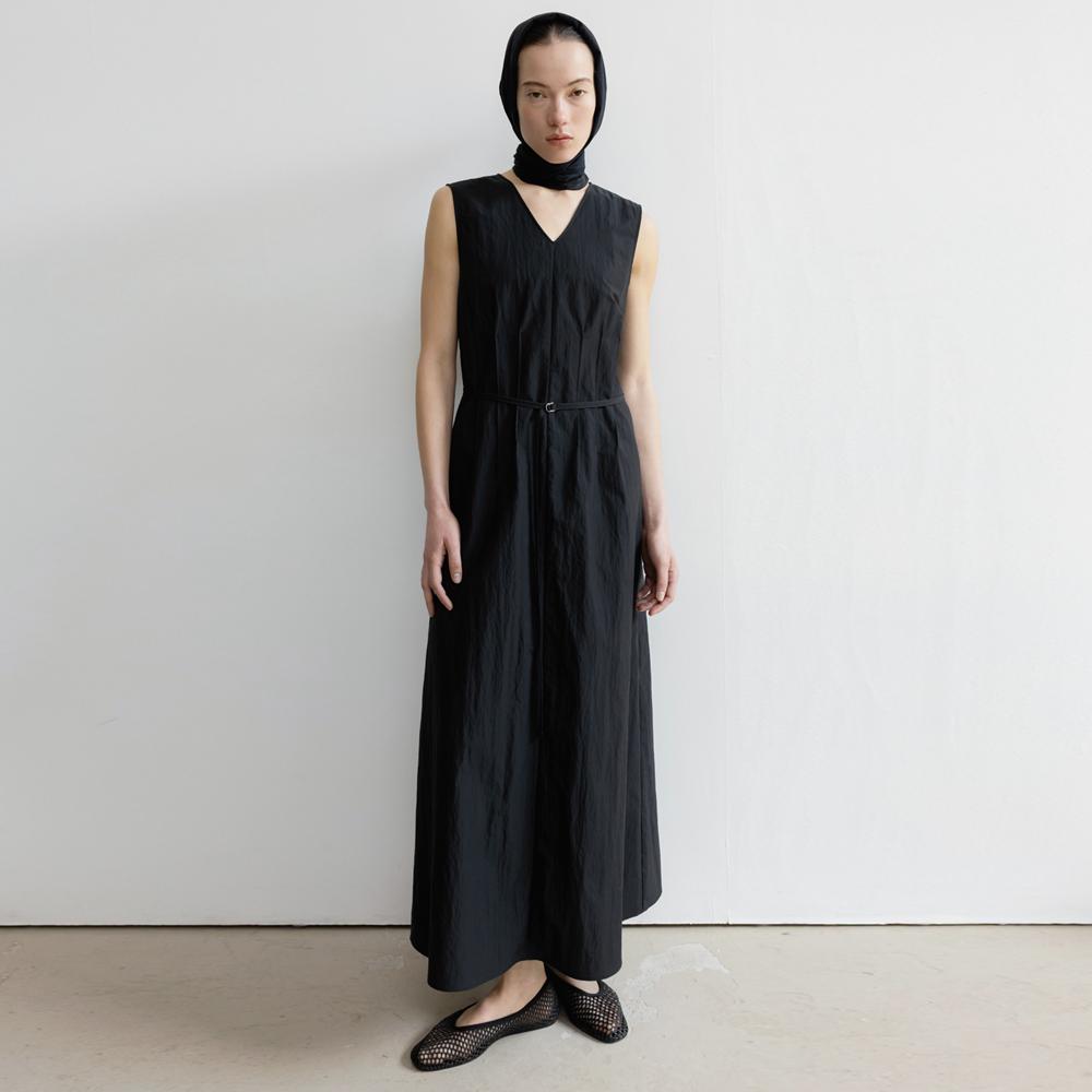 V-neck pintuck dress (black)
