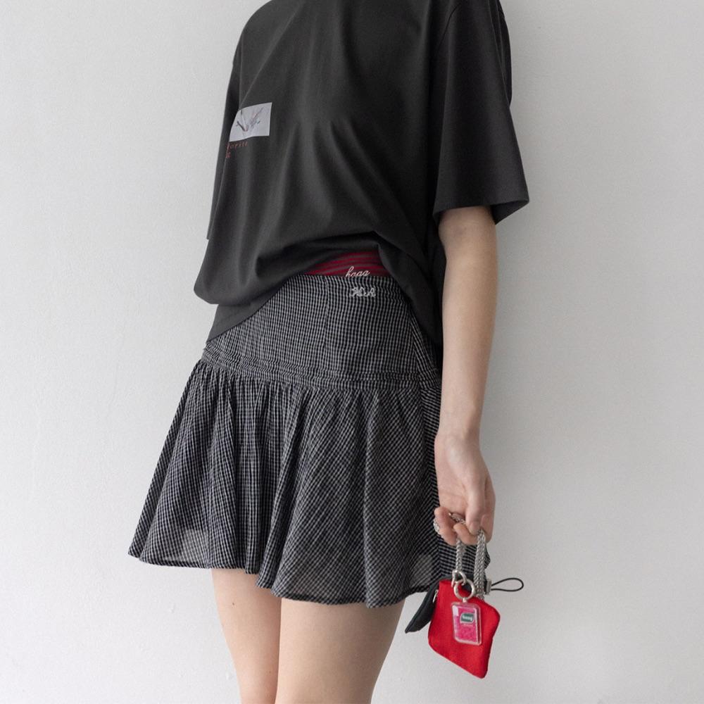 a lacy skirt (black check)