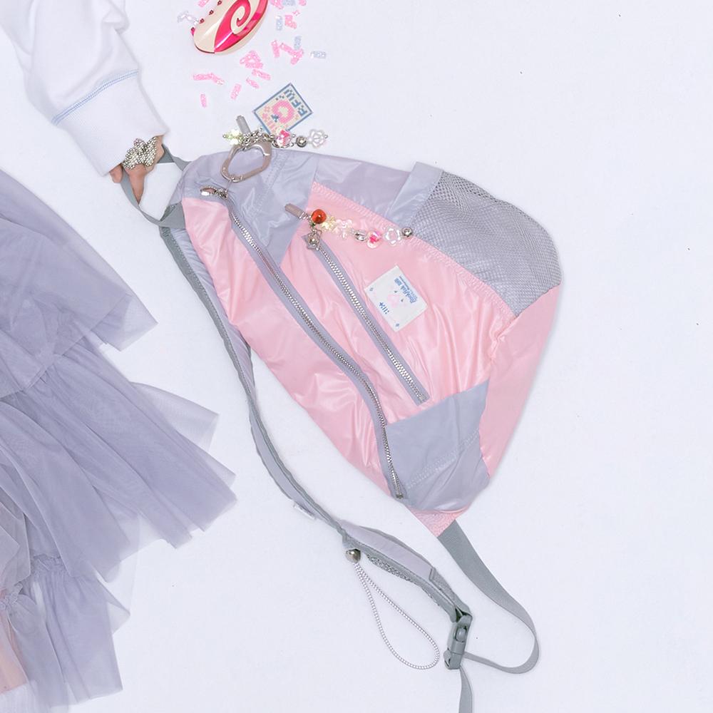 [x ILLIT] SLING BAG - PINK GREY