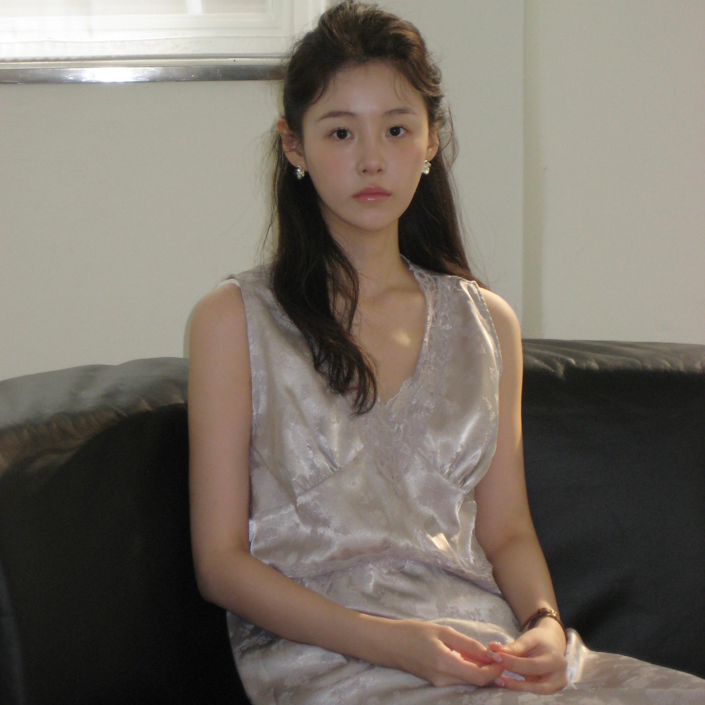 [이수 PICK] SATIN LACE LAYERED SLIP DRESS [ PALE GRAY ] SET