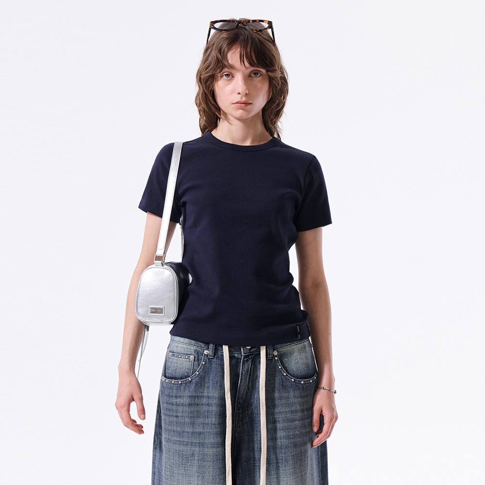 LABEL DETAIL SLIM FIT TOP IN NAVY