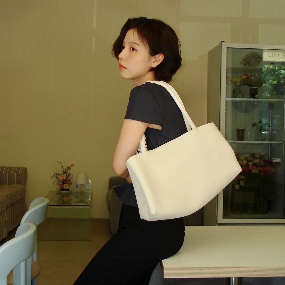[누가영 PICK] cow leather wide shoulder bag-cream