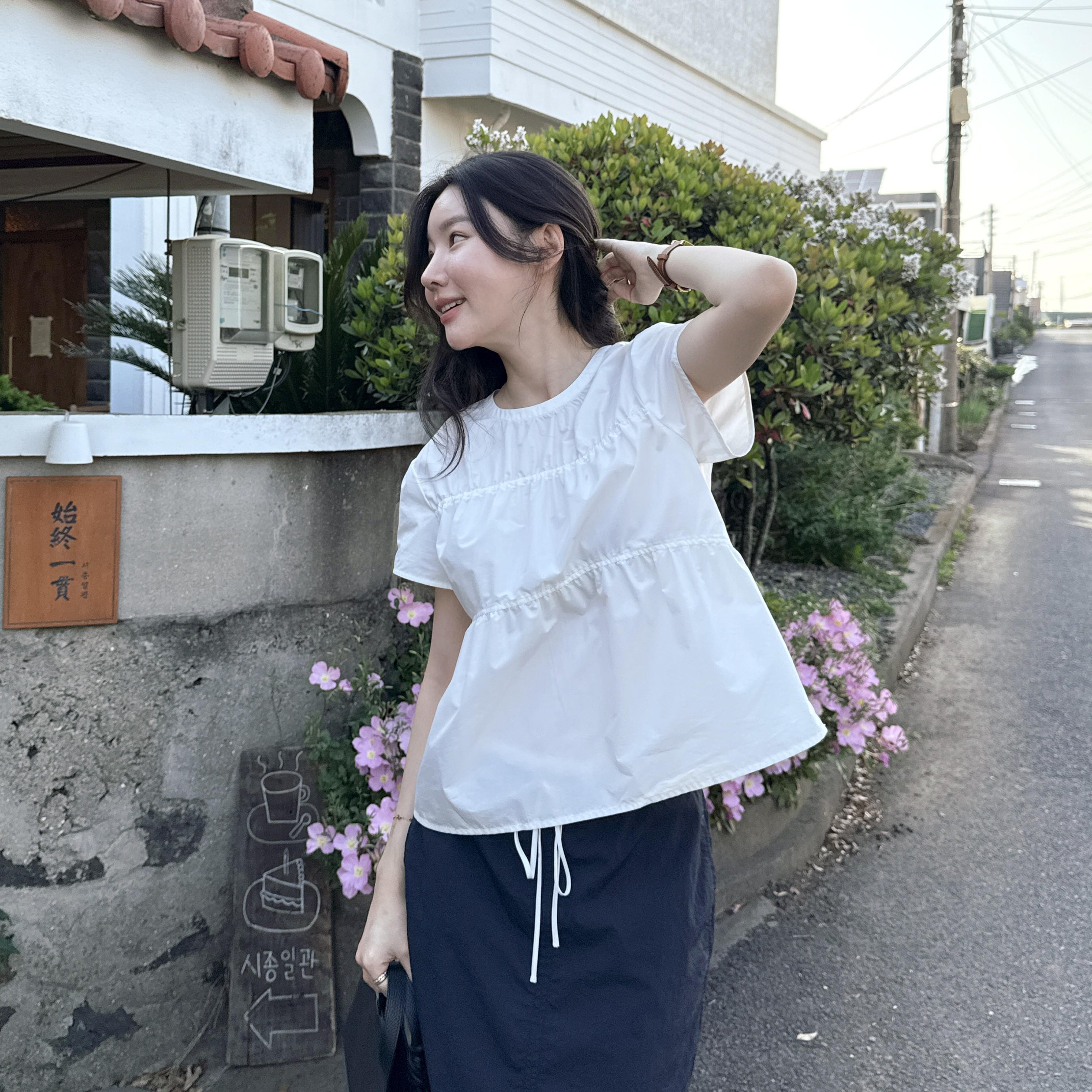 [29CM 단독][퀸지 착용] Shirring Detail Blouse  White (KE6360M011)