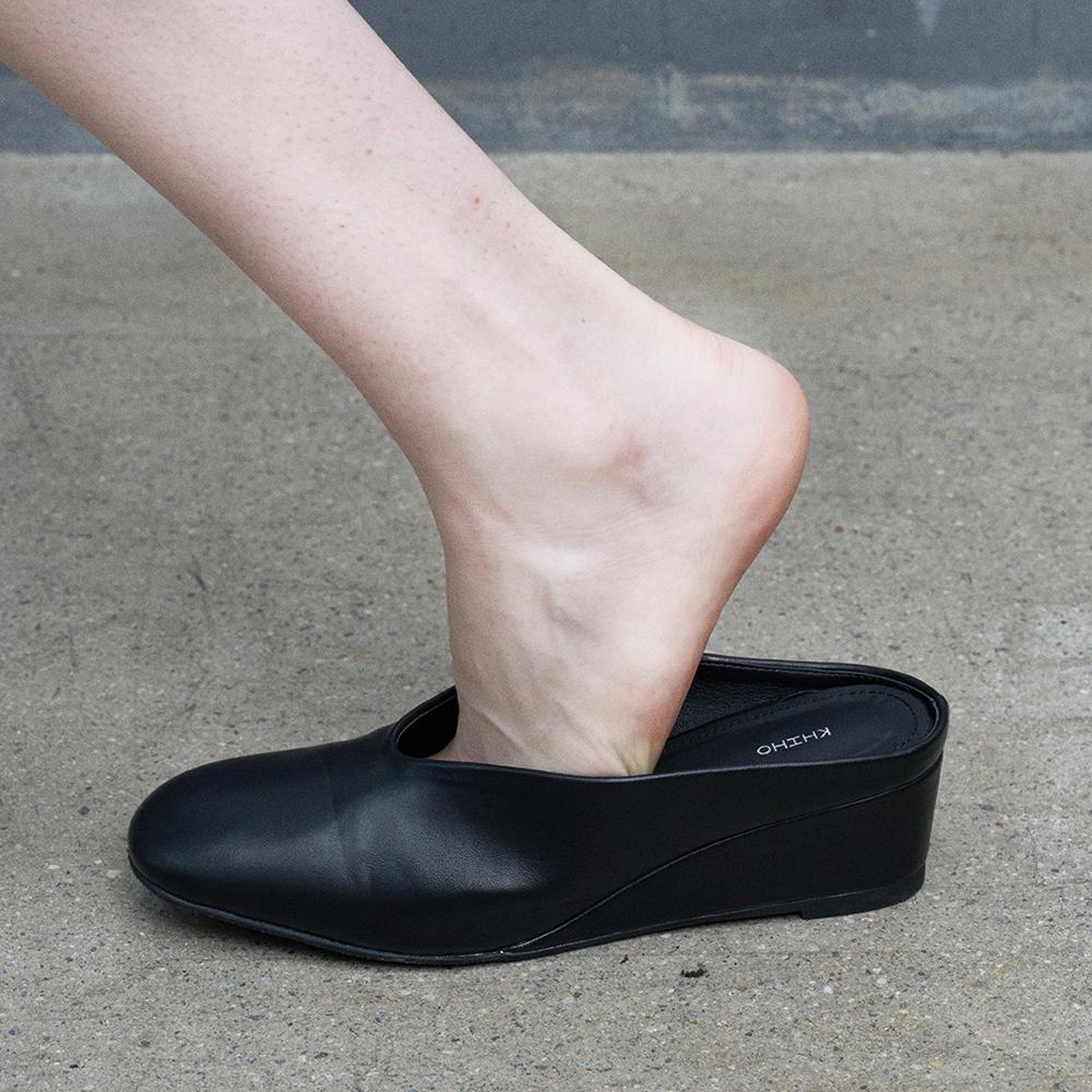 CLEAN CURVED WEDGE MULES / BLACK