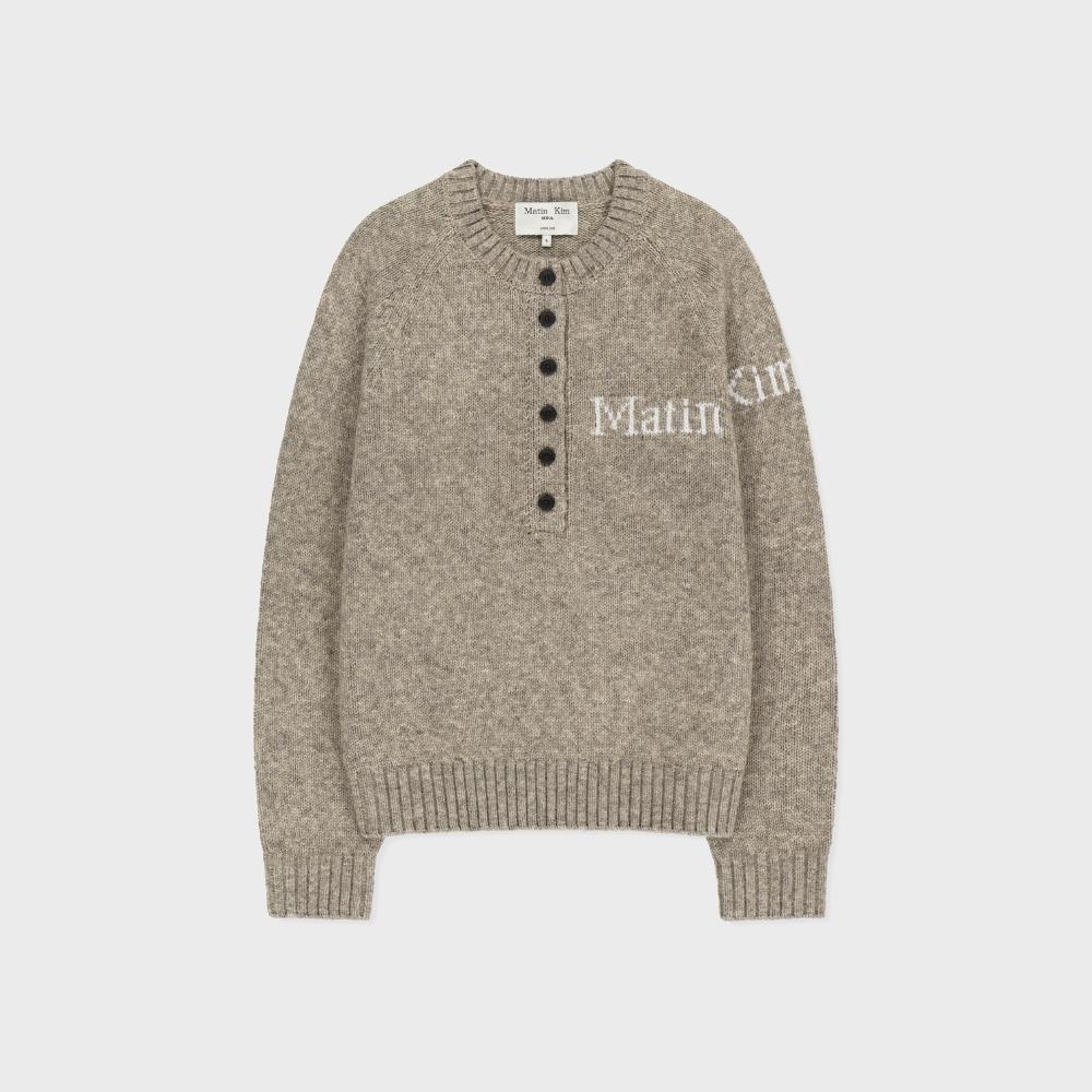 MATIN BUTTON POINT HENLEY NECK LOGO KNIT TOP IN BEIGE