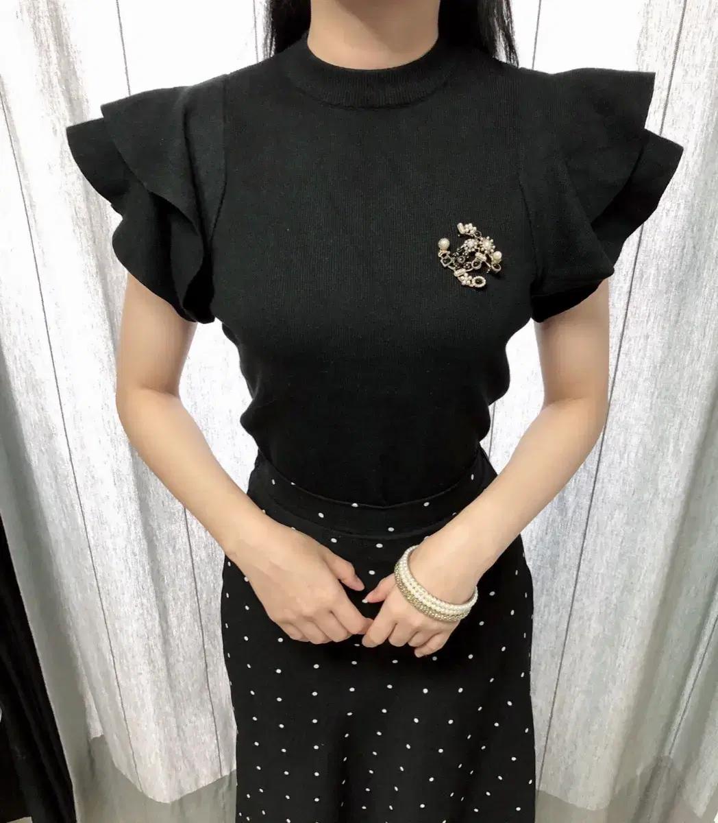 # 어깨 퍼프 프릴 니트 나시 민소매 블랙