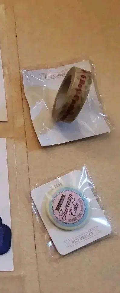 레드벨벳 아티움 공굿 핀버튼 마테 팝니다