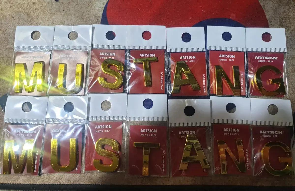 새상품 머스탱 mustang 이니셜스티커 팝니다 골드색상