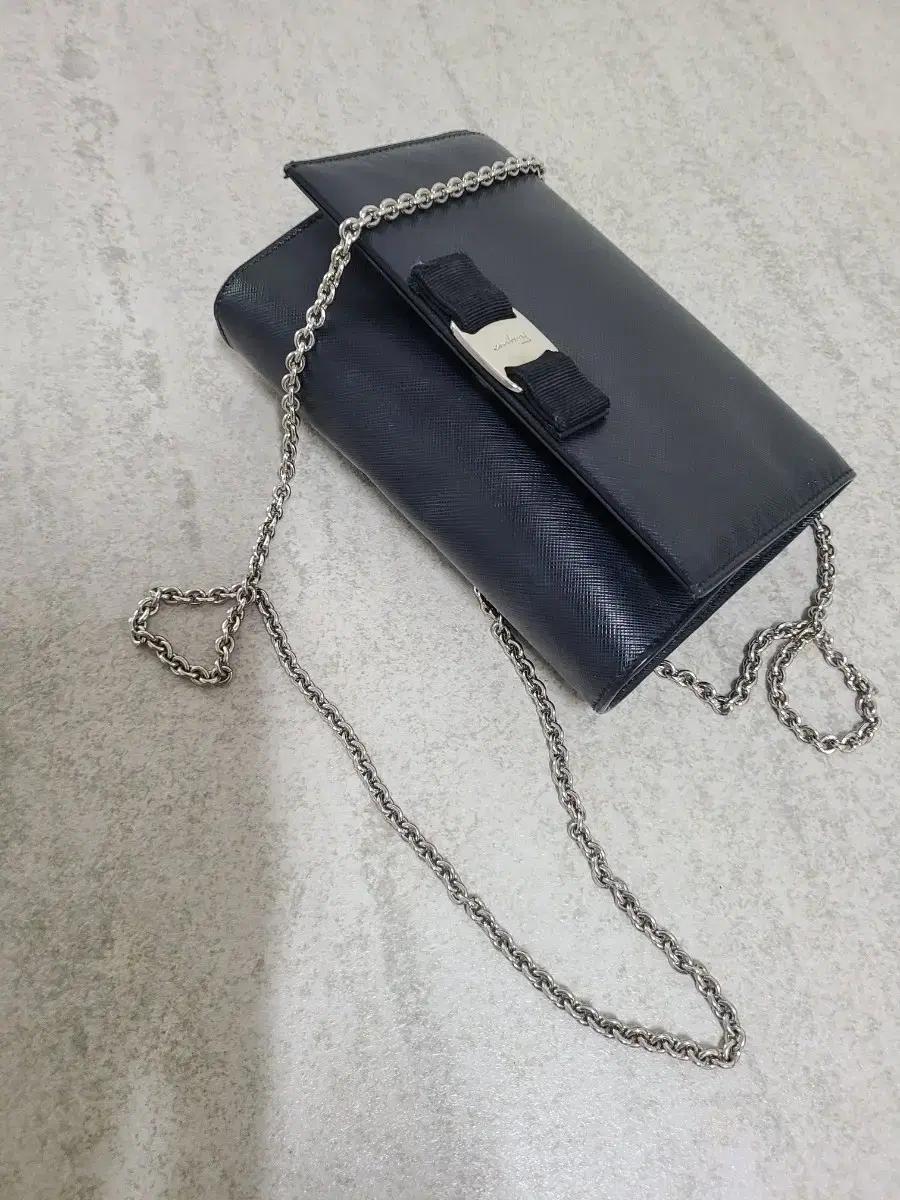 한정판매 Salvatore Ferragamo 지니크로스백