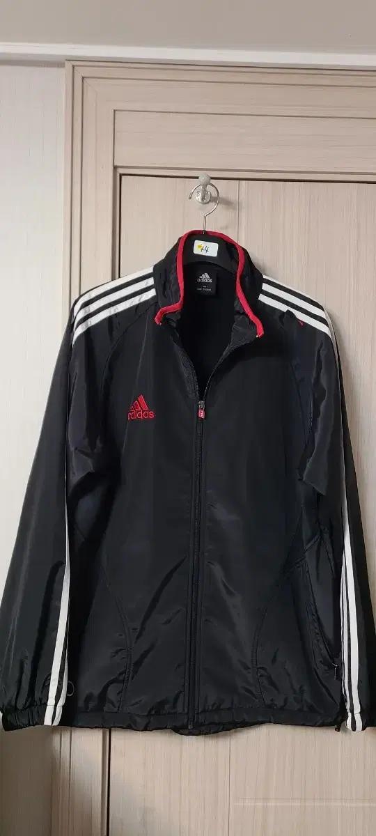 아디다스 100 간절기패딩입니다