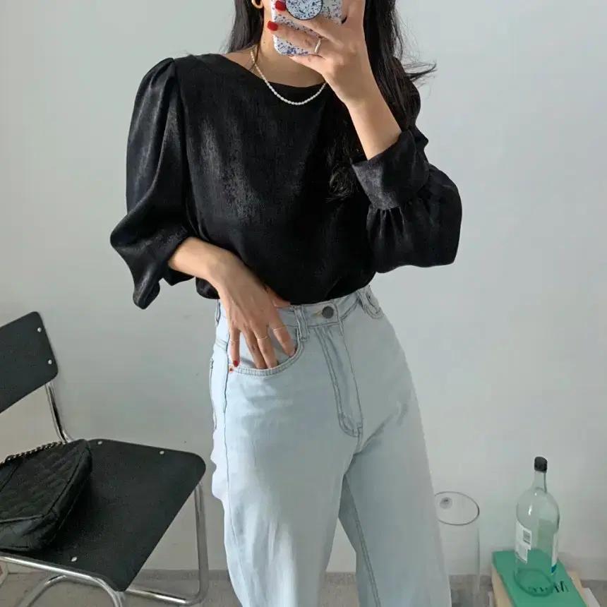 라운드넥 살랑 긴팔 퍼프소매 새틴 블라우스