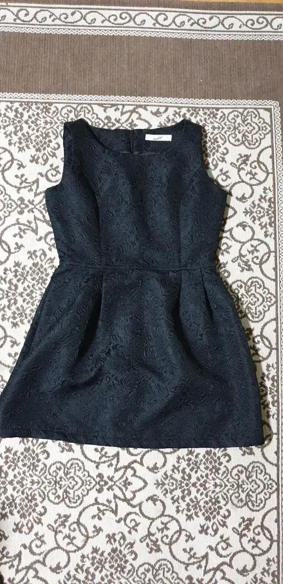 민소매 블랙 원피스 결혼식 하객용 추천