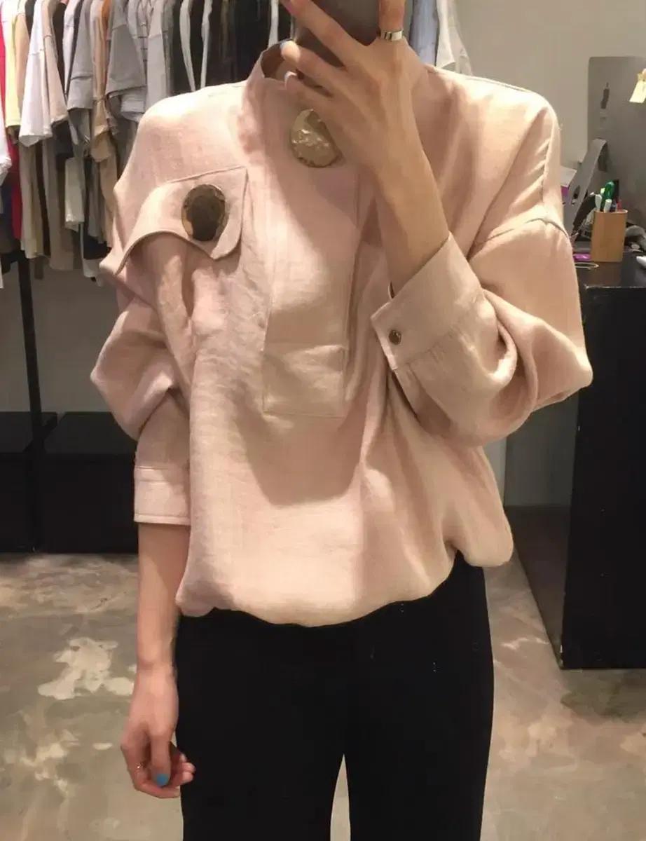 [세일] 비플레인 노카라 라운드 블라우스