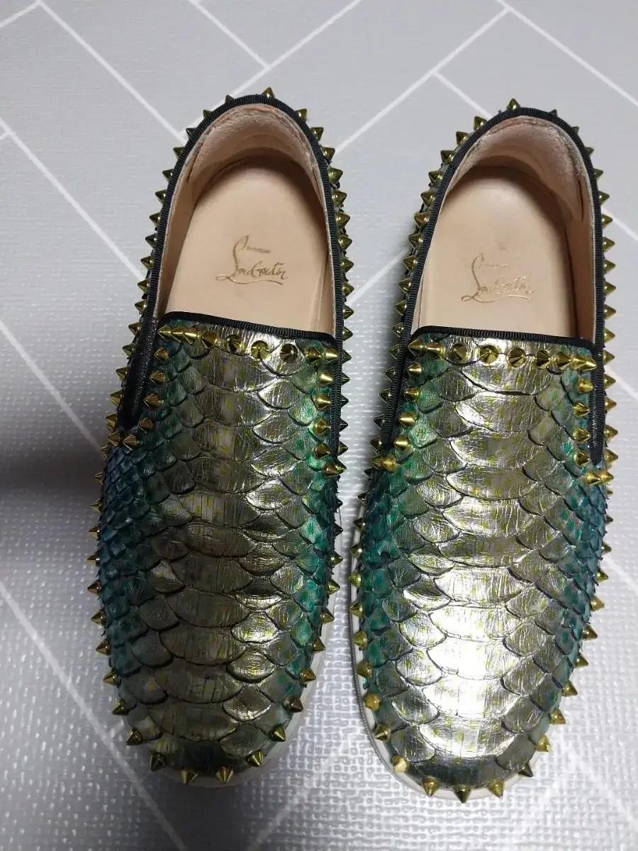 (정품)크리스찬 루부탱 악어패턴 스터드 슬립온