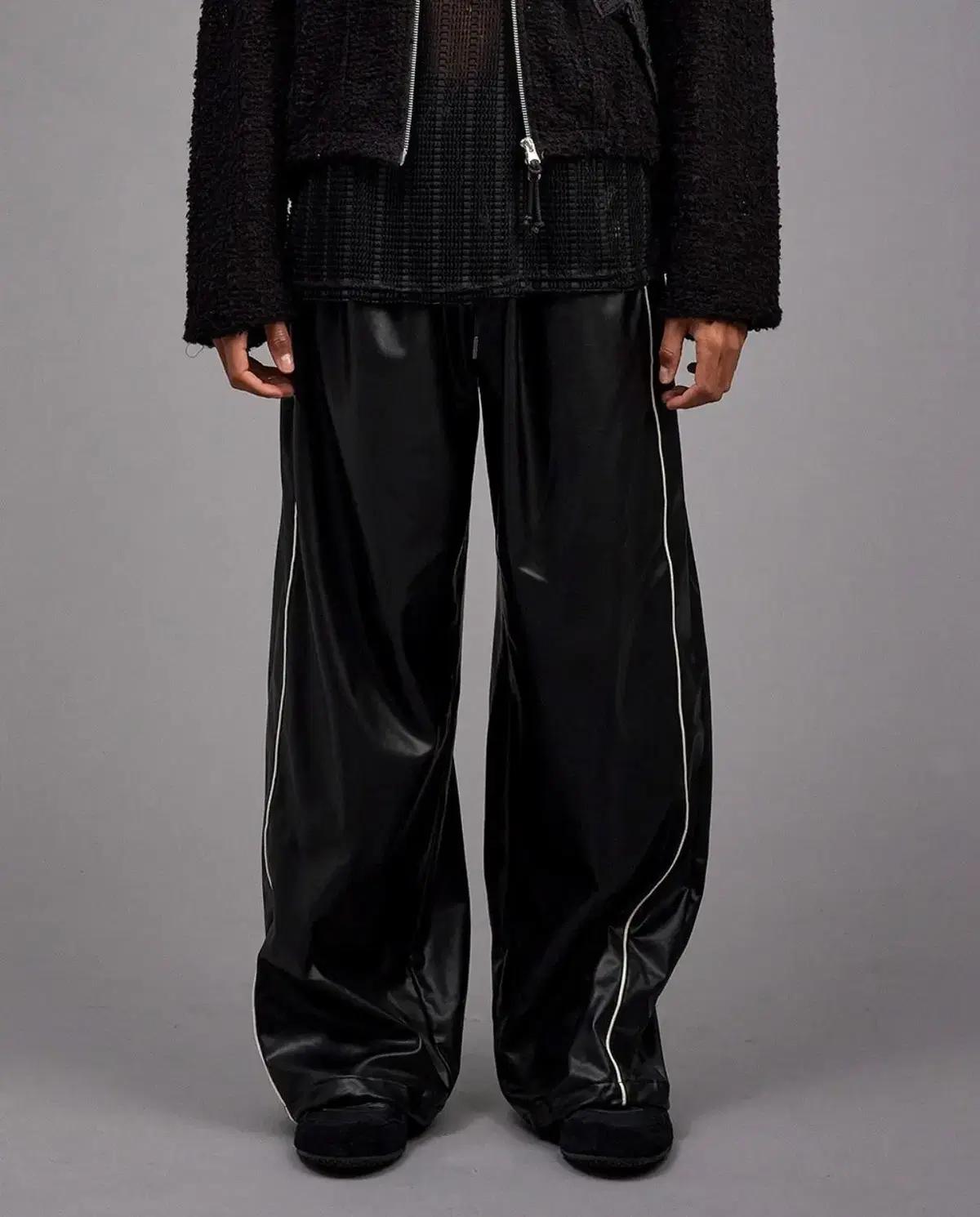 알렌느 레더 사이드 파이핑 팬츠 2사이즈 (새상품)