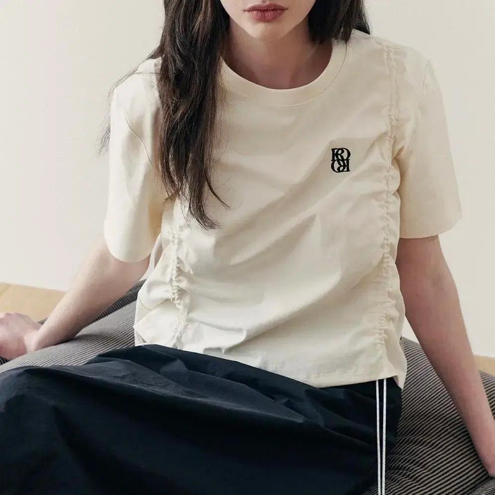 [ 로씨로씨 ] 스트링 숏 크림 반팔티