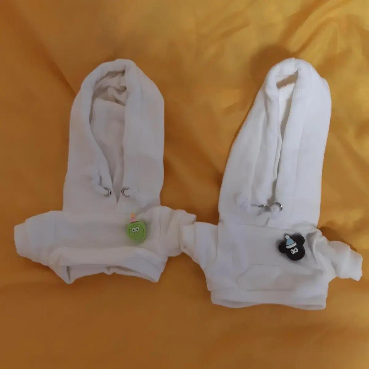 떨옷/2벌일괄) 20cm 흰색 후드 뱃지 무속성솜인형옷장