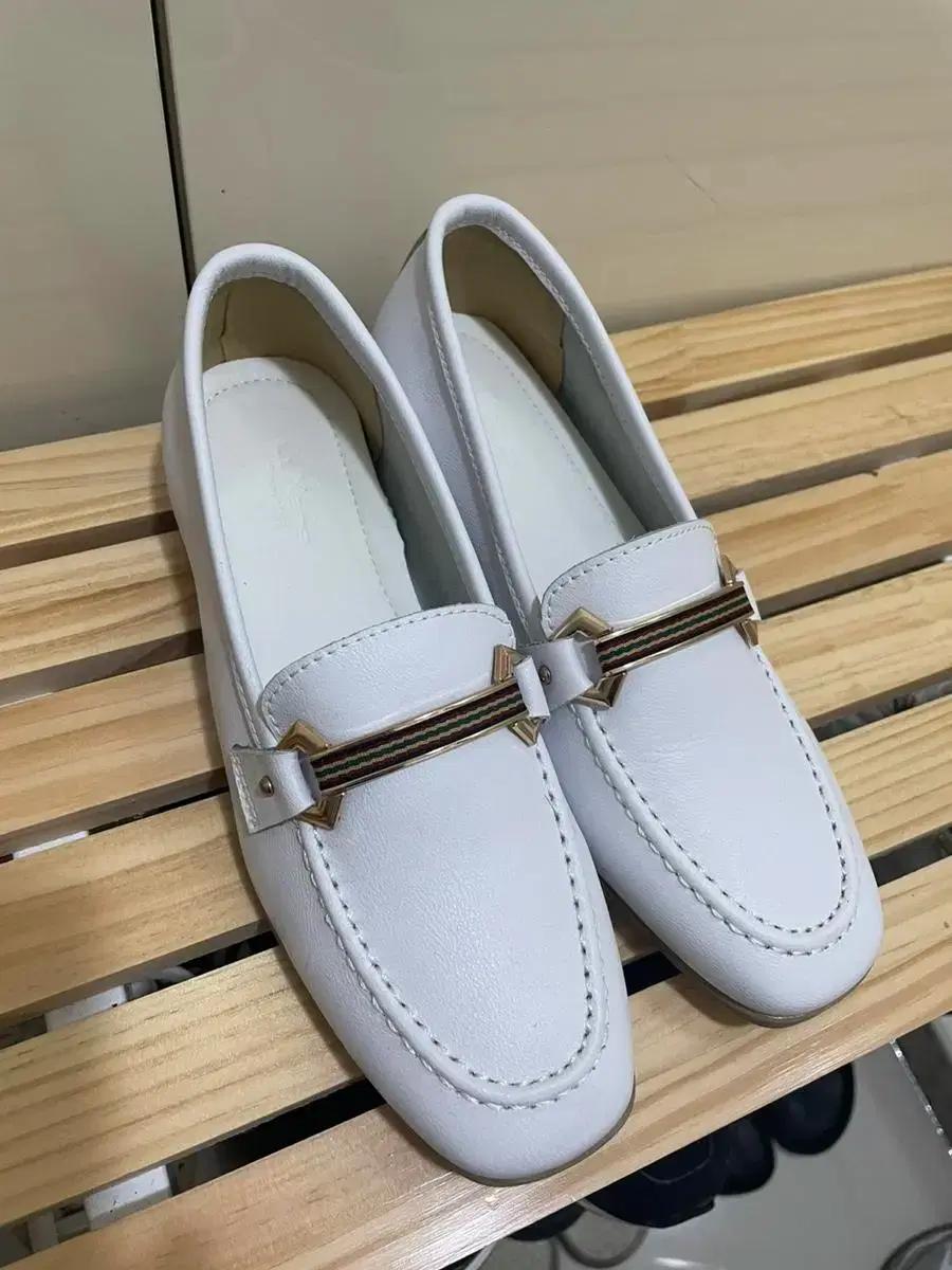 여성 흰색 단화 235