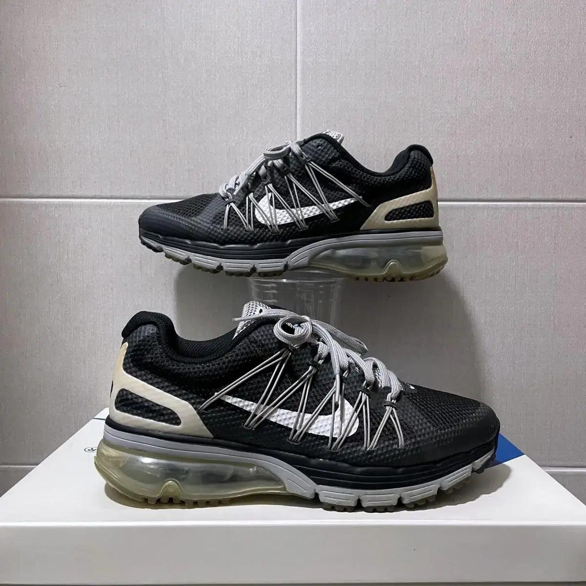 [235] NIKE 나이키 운동화 (세탁완료)